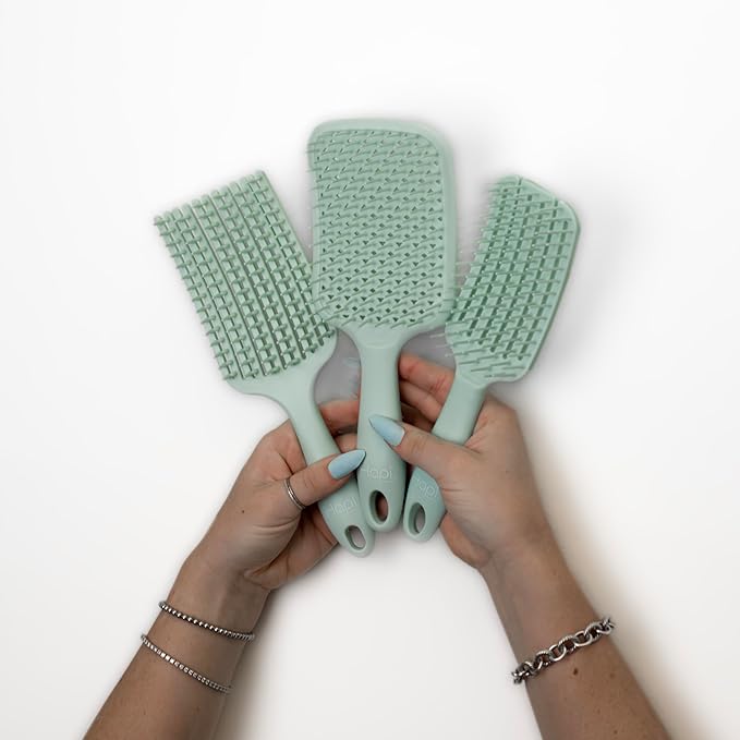 Cricket Hapi De-Knot Delight Detangler Brush Smedium - Featuring 100+ Soft Bristles, Soft, Flexible, and Gentle Design, 3 Adjustable Hair Rows for All Hair Types, and Compact Brush Head - Light Green